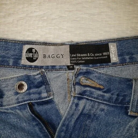 Levi's Sz 29 Silver Tab Denim Shorts Women's High-Waisted Mom Jean's Raw Hem - Picture 6 of 9